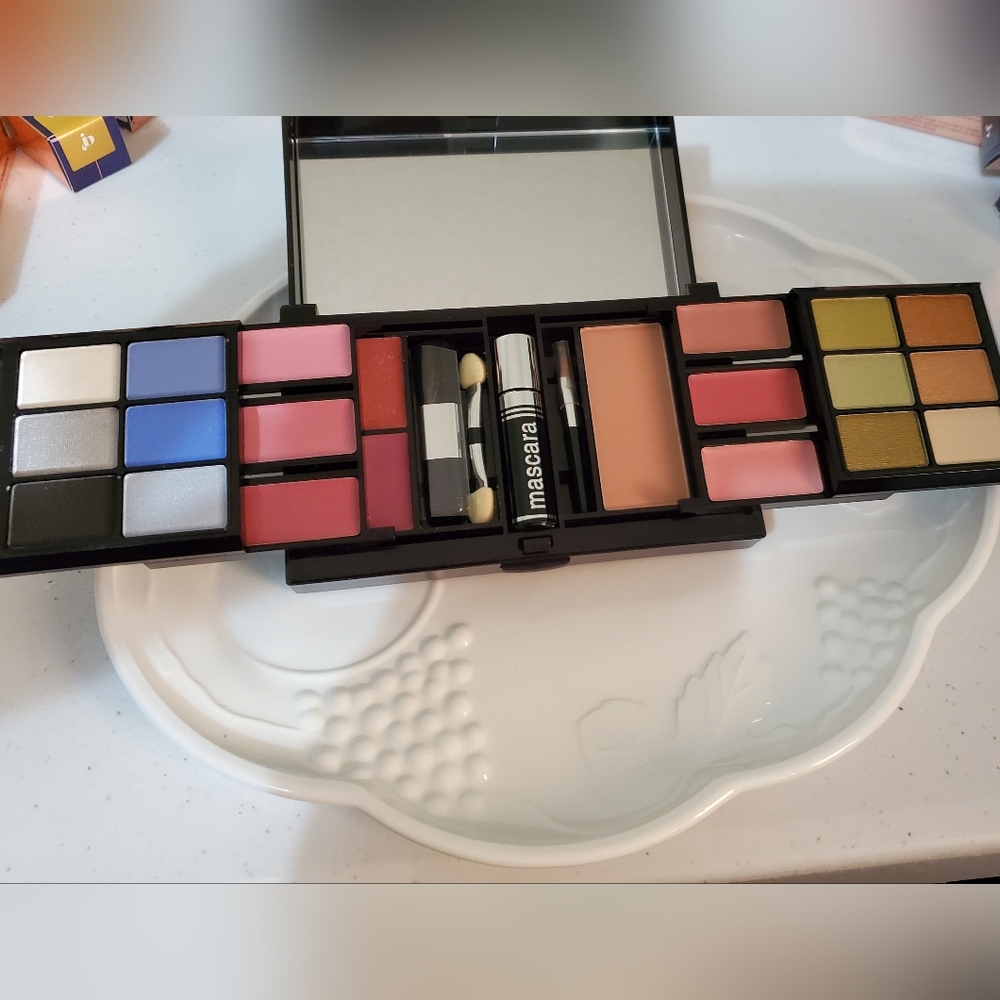Malibu Glitz Multi-Color Makeup Palette Case